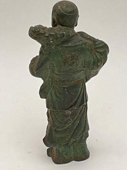 Statuette en bronze patine verte figurant...
