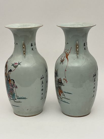 Paire de vases en porcelaine polychrome à...