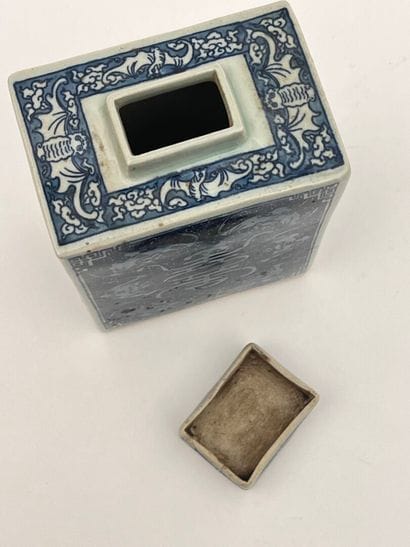 Flacon à thé de forme quadrangulaire en porcelaine...