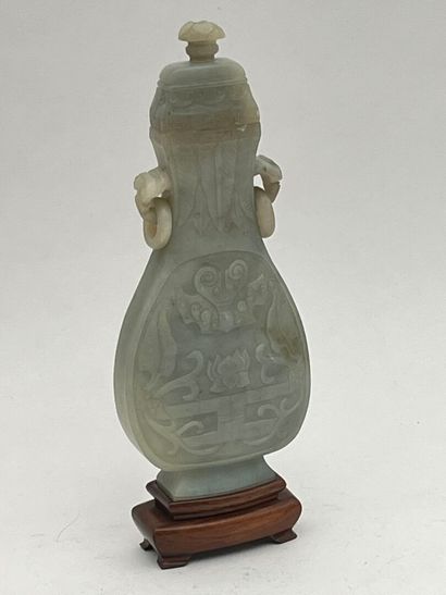 Vase hu couvert en jade céladon sculpté de...