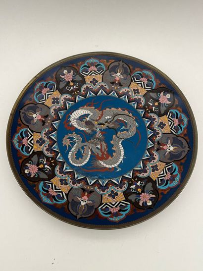 Paire de plats en cuivre et émaux cloisonnés...