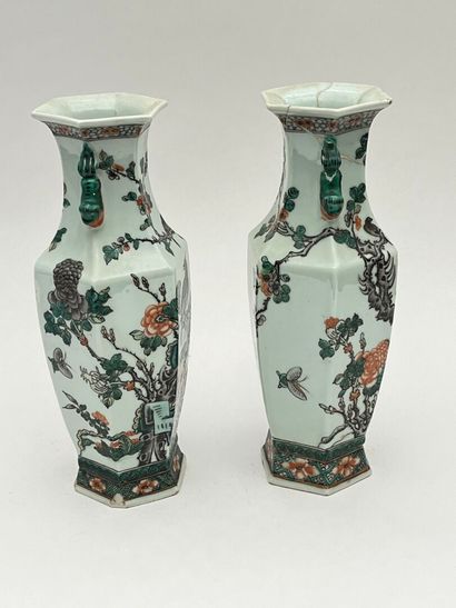 Paire de vases à panses hexagonales en porcelaine...