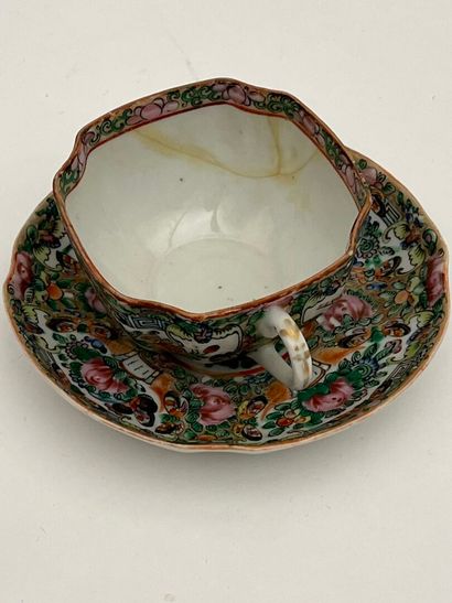 Partie de service en porcelaine polychrome...