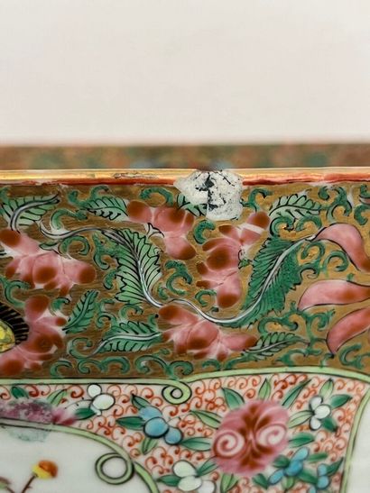 Grande coupe en porcelaine et émaux polychrome...