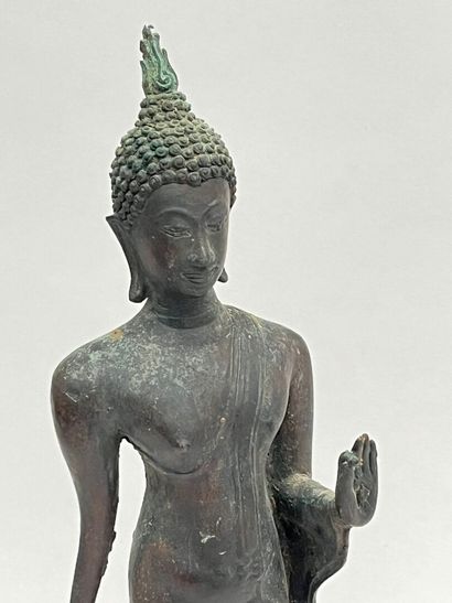 Bouddha debout en bronze.
Thaïlande, XXe
H...