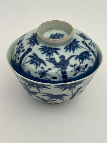 Paire de coupes couvertes en porcelaine blanc...
