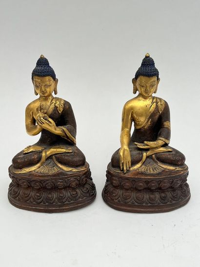 Deux bouddhas en bronze dorés, l'un faisant...