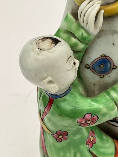 Vase d'applique en porcelaine et émaux de...