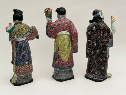 Trois sujets en porcelaine et émaux polychromes...