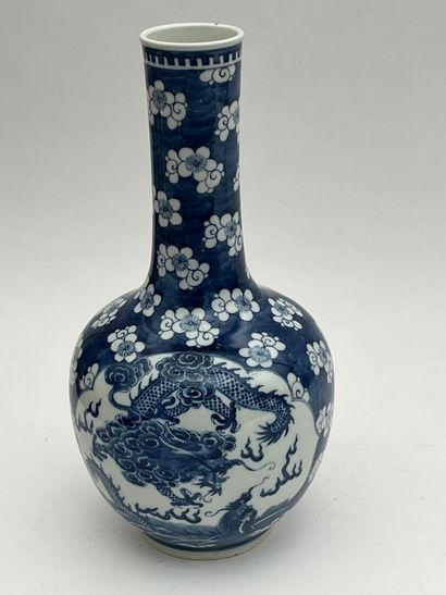 Vase bouteille en porcelaine bleu blanc,...