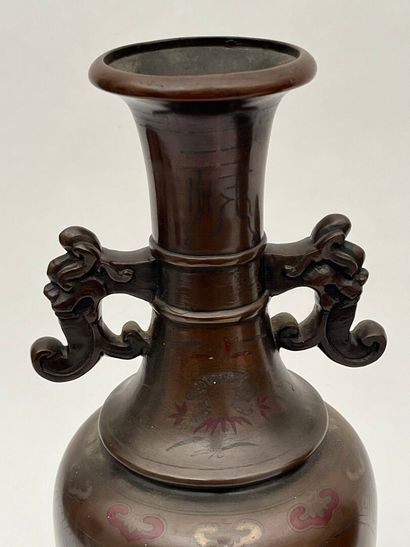 Paire de vases balustres en bronze à décor...