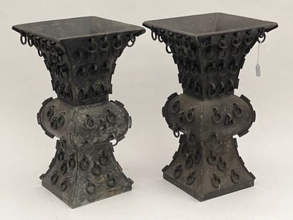 Paire de grands vases de forme 