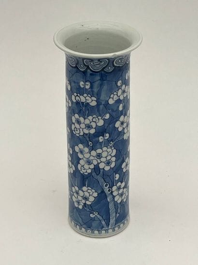Vase cornet en porcelaine à décor de prunus...