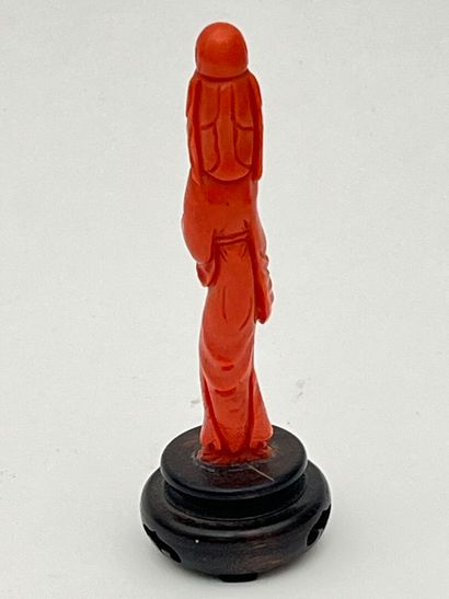 Statuette en corail rouge-orangé représentant...