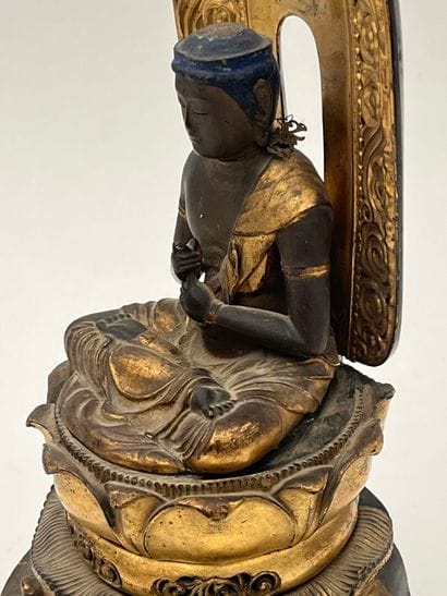 Sculpture en bois doré et laque représentant...