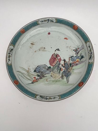 Plat rond en porcelaine polychrome à décor...