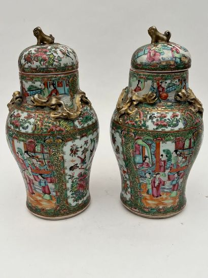 Paire de vases couverts en porcelaine polychrome...