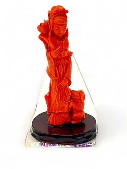 Statuette en corail rouge-orangé représentant...