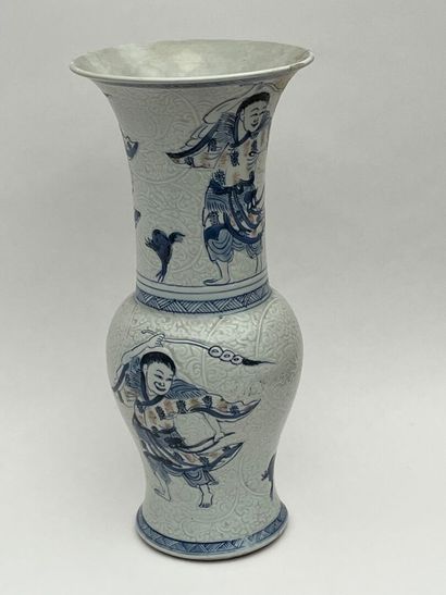 Vase cornet en porcelaine à décor de Liu...