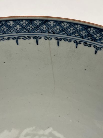 Coupe sur talon en porcelaine polychrome...