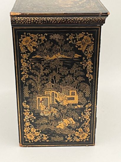 Cabinet en laque de Canton en carton bouilli...