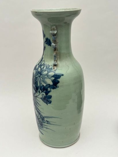 Important vase en porcelaine de forme balustre,...