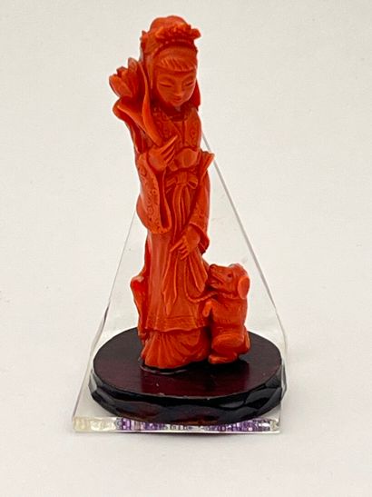Statuette en corail rouge-orangé représentant...