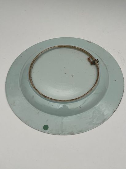 Plat en porcelaine et émaux polychromes à...