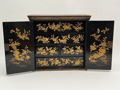 Cabinet en laque de Canton en carton bouilli...