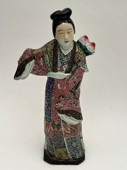 Trois sujets en porcelaine et émaux polychromes...