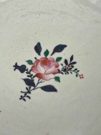 Coupe sur talon en porcelaine polychrome...