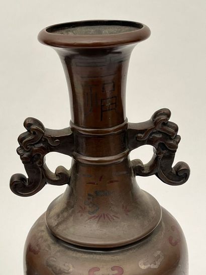 Paire de vases balustres en bronze à décor...
