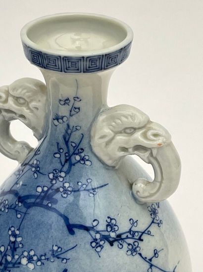 Paire de vases en porcelaine à décor de paysages...