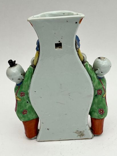 Vase d'applique en porcelaine et émaux de...