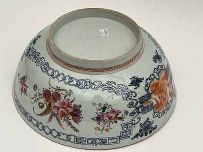 Coupe sur talon en porcelaine polychrome...