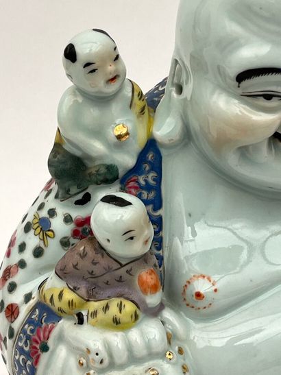 Groupe en porcelaine et émaux de la famille...