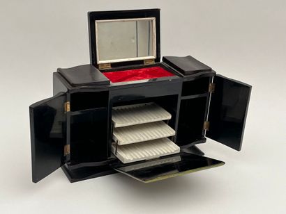 Coffret de fumeur en laque à déor de paysage...
