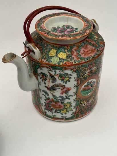 Service à thé en porcelaine et émaux de Canton.
Il...