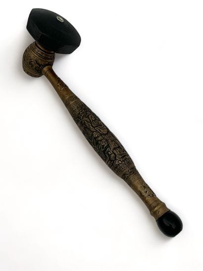 Pipe à opium en bronze à décor de dignitaires...