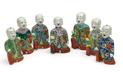 Ensemble de sept sujets en porcelaine polychrome...