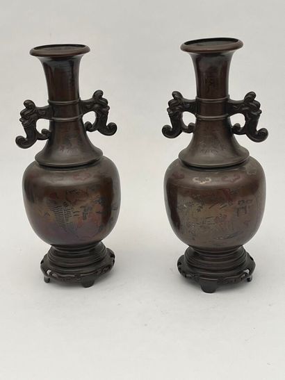 Paire de vases balustres en bronze à décor...