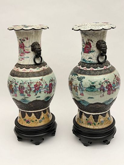 Paire de vases de forme balustre de porcelaine...