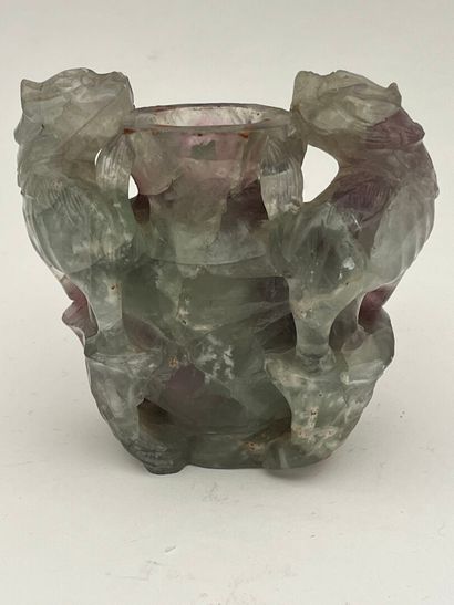 Vase en fluorine à décor sculpté de deux...