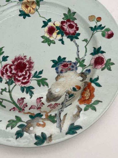 Plat en porcelaine et émaux polychromes à...