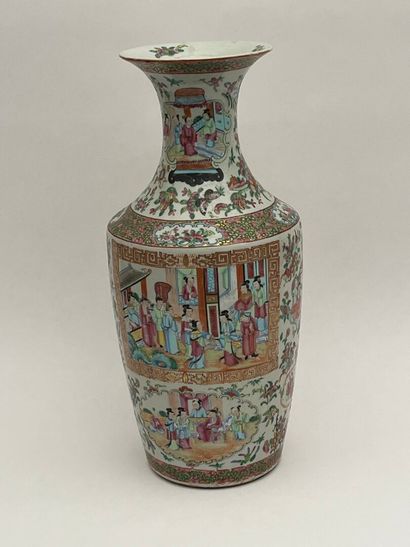 Vase balustre en porcelaine de Canton à décor...