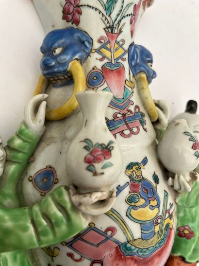Vase d'applique en porcelaine et émaux de...