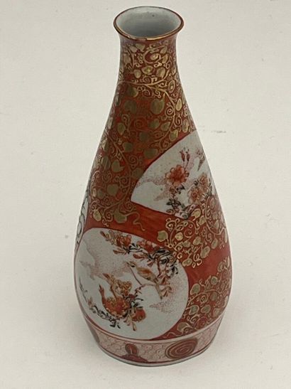 Vase en porcelaine à décor de personnages...