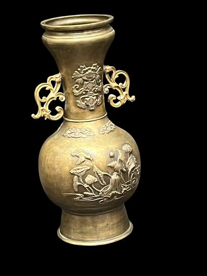 Vase en bronze dépatiné à décor en relief...