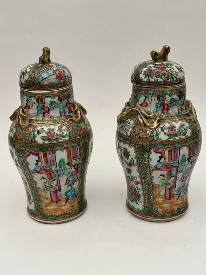 Paire de vases couverts en porcelaine polychrome...