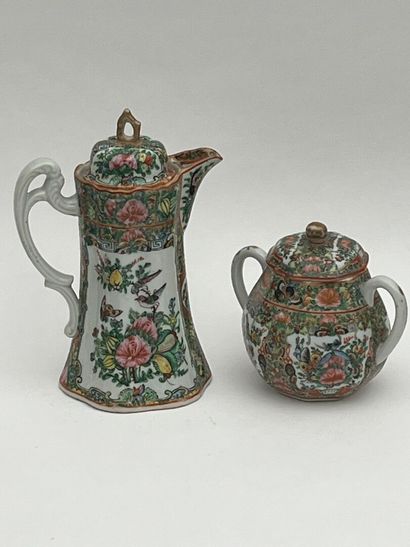 Partie de service en porcelaine polychrome...
